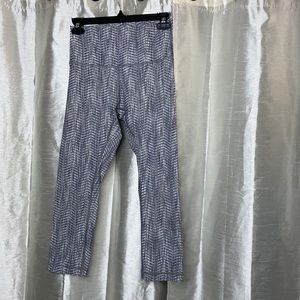 1121 Lululemon women’s buttery soft wunder under cropped size 6